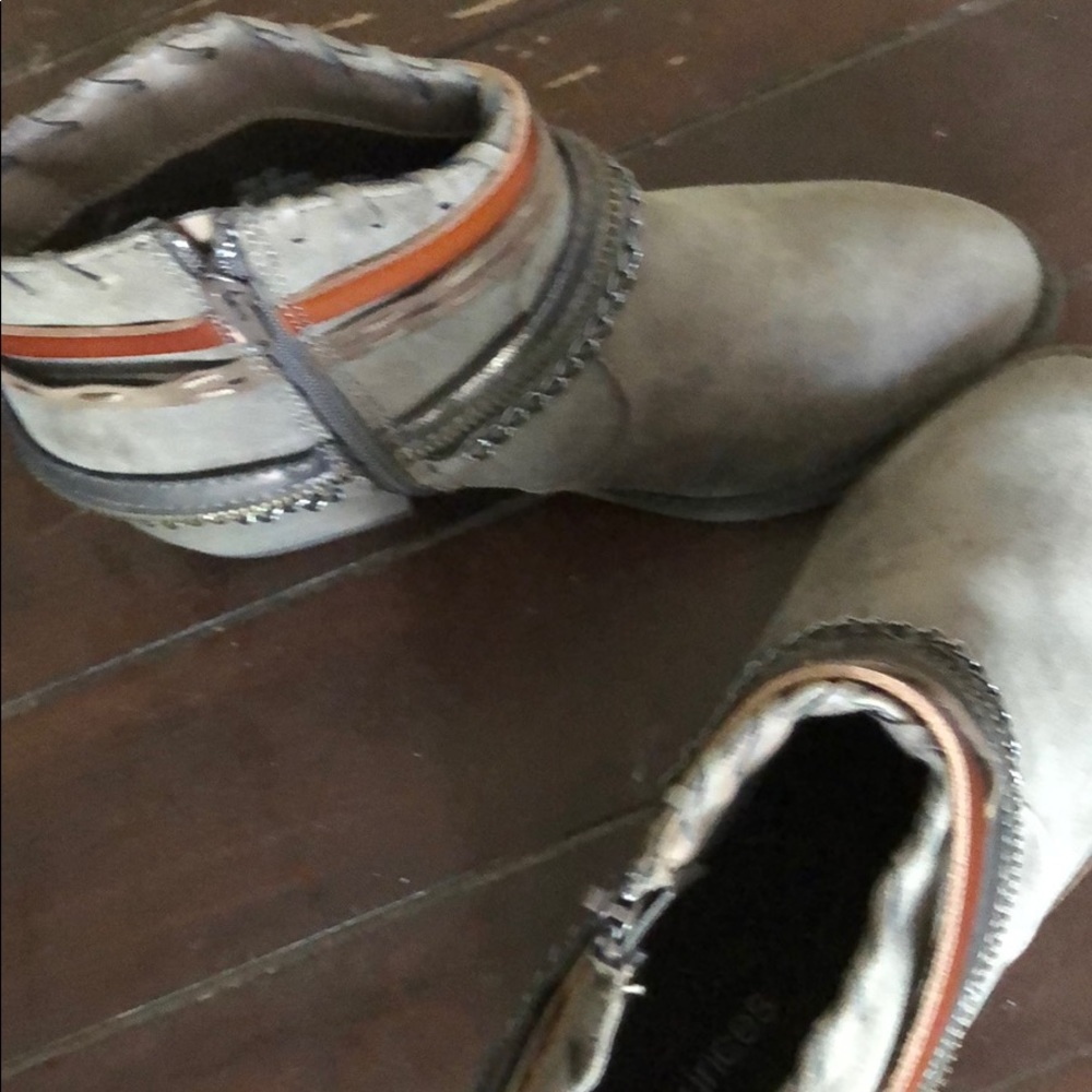 Lot cut boots